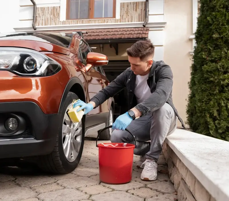 Lavage auto à domicile Leignes-sur-Fontaine : professionnel intervenant sur un véhicule